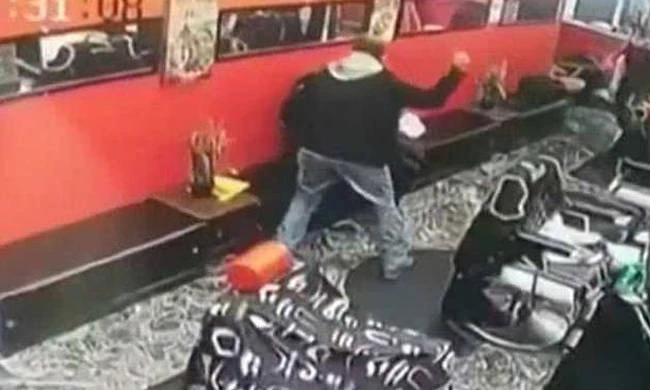 Φρίκη: Εισέβαλε σε κομμωτήριο και χτυπούσε με κατσαβίδι τη γυναίκα του – (Προσοχή, σκληρές εικόνες)